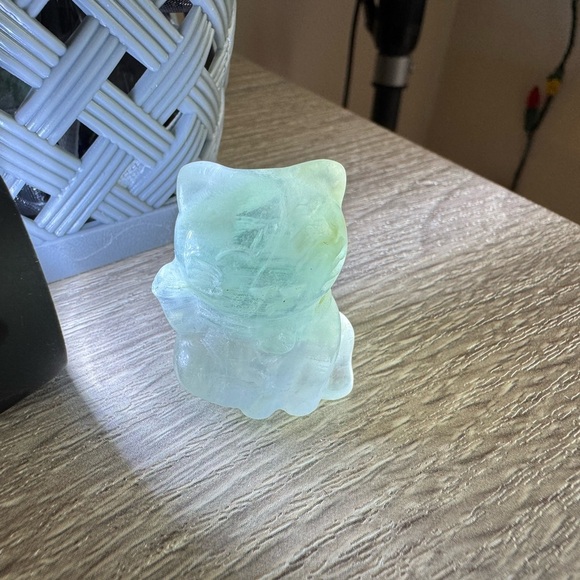 Fluoride Lucky Cat Figurine Crystal - Picture 5 of 6